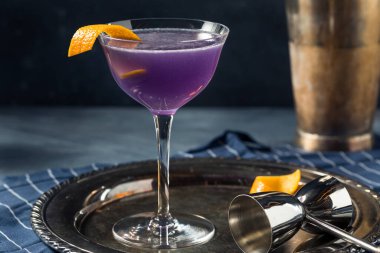 Soğuk Serinletici Su Lily. Üçlü Sec ve Creme de Violette ile Kokteyl.