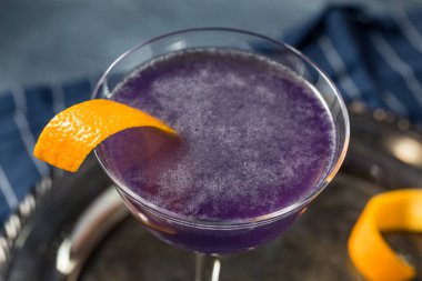 Soğuk Serinletici Su Lily. Üçlü Sec ve Creme de Violette ile Kokteyl.