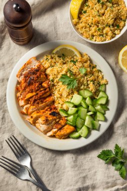 Kuskus ve salatalıklı ev yapımı Harissa Chicken.