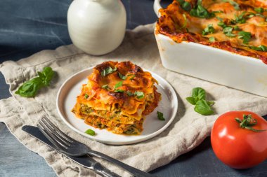 Ev yapımı vejetaryen sebzeli lazanya, domates soslu ve fesleğenli.