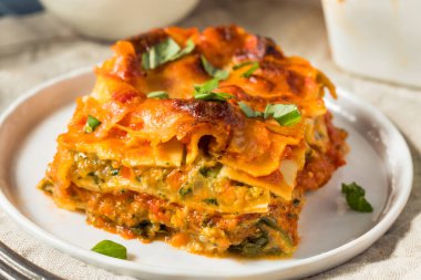 Ev yapımı vejetaryen sebzeli lazanya, domates soslu ve fesleğenli.