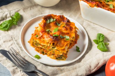 Ev yapımı vejetaryen sebzeli lazanya, domates soslu ve fesleğenli.