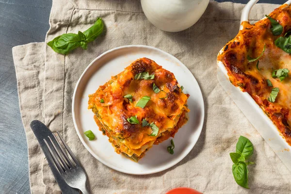 Hausgemachte Vegetarische Veggie Lasagne Mit Tomatensauce Und Basilikum — Stockfoto