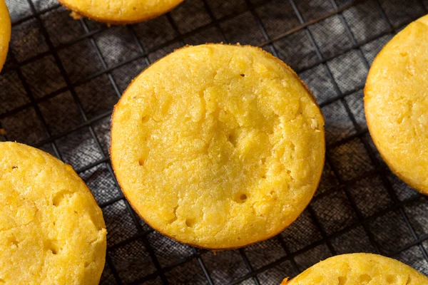 Hausgemachte Gelbe Maisbrot Muffins Fertig Zum Essen — Stockfoto