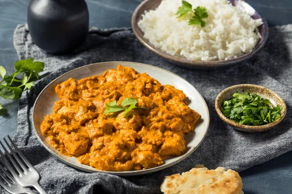 Hemlagad Indisk Kokosnöt Kyckling Curry Med Ris Och Naan Bröd — Stockfoto