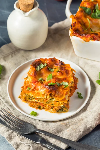 Zelfgemaakte Vegetarische Veggie Lasagne Met Tomatensaus Basilicum — Stockfoto