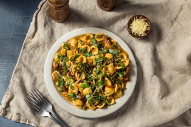 Basil ve Domatesli ev yapımı İtalyan Makarnası