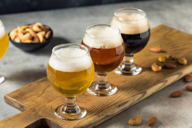 Soğuk Yenileyici Bira Uçuşu Bir Tepside