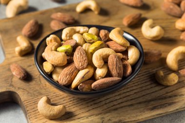 Kavrulmuş tuzlu fındık karışımı ve kaju ve badem.