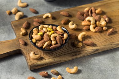 Kavrulmuş tuzlu fındık karışımı ve kaju ve badem.
