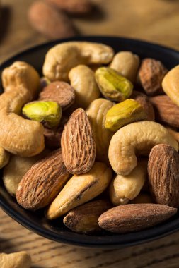 Kavrulmuş tuzlu fındık karışımı ve kaju ve badem.