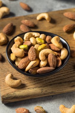 Kavrulmuş tuzlu fındık karışımı ve kaju ve badem.