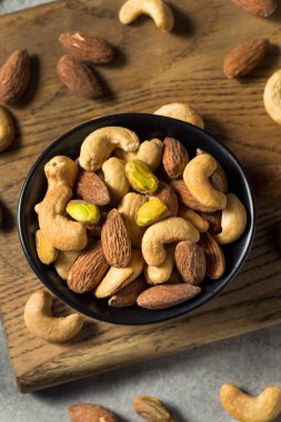 Kavrulmuş tuzlu fındık karışımı ve kaju ve badem.