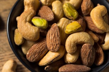 Kavrulmuş tuzlu fındık karışımı ve kaju ve badem.