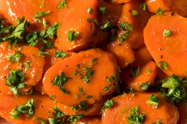 Ev yapımı, şekerli, maydanozlu havuç.