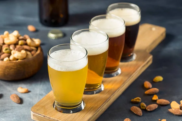 Boozy Erfrischendes Kaltes Bier Flug Mit Nüssen — Stockfoto