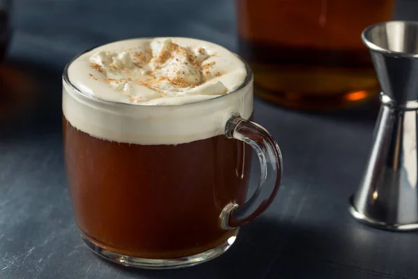 Boozy Warm Irish Coffee Med Whisky Och Vispgrädde — Stockfoto