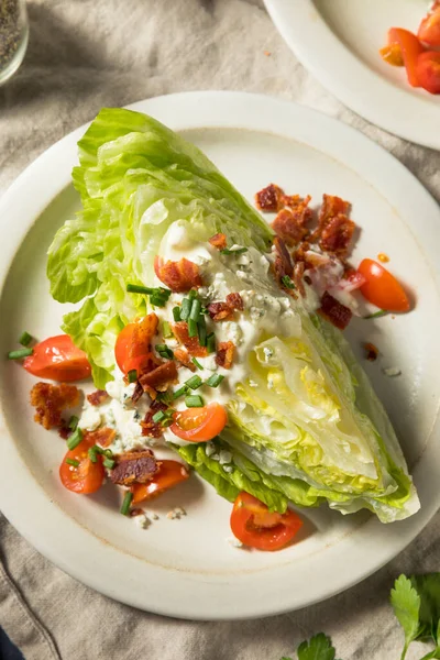 Yapımı Sağlıklı Buzdağı Salatası Mavi Peynir Sosu — Stok fotoğraf