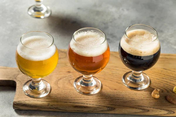 Refrescante Frio Craft Beer Flight Uma Bandeja — Fotografia de Stock