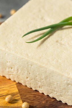 Çiğ beyaz organik ekstra soya fasulyesinden yapılmış tofu firması.