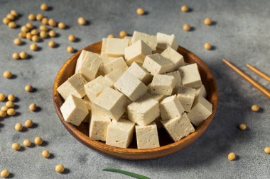 Çiğ beyaz organik ekstra soya fasulyesinden yapılmış tofu firması.