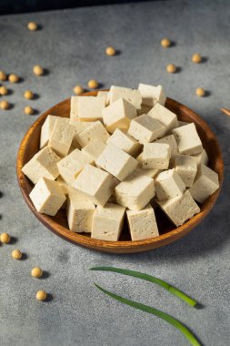 Çiğ beyaz organik ekstra soya fasulyesinden yapılmış tofu firması.
