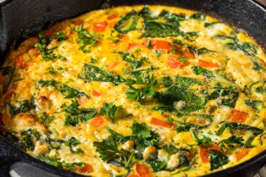 Ev yapımı yumurta ve Feta ile ıspanaklı Frittata.
