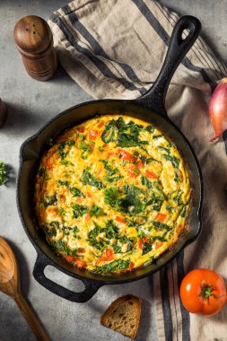 Ev yapımı yumurta ve Feta ile ıspanaklı Frittata.