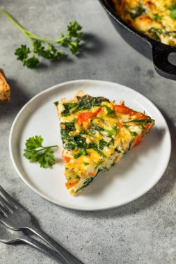 Ev yapımı yumurta ve Feta ile ıspanaklı Frittata.