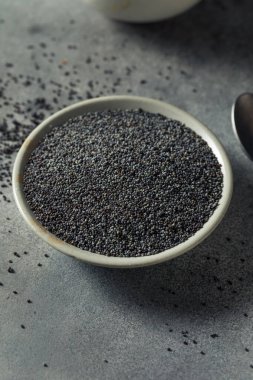 Kase içinde çiğ organik haşhaş tohumları