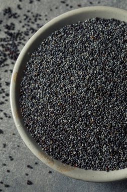 Kase içinde çiğ organik haşhaş tohumları