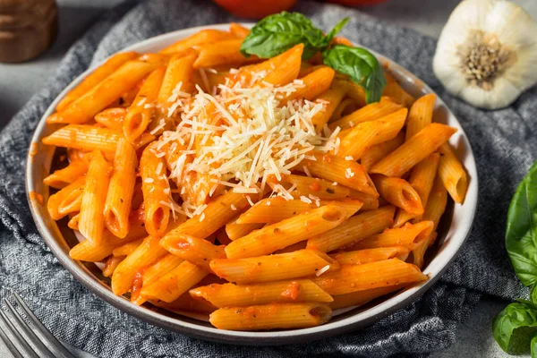 Domácí Těstoviny Penne Omáčkou Marinara Bazalkou — Stock fotografie