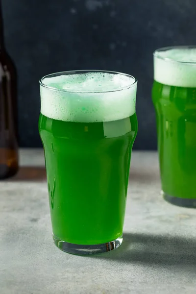 聖パトリックの日のためのガラスの冷たいさわやかな緑のビール — ストック写真
