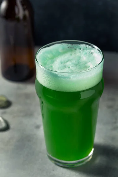 为圣帕特里克节在玻璃杯中冷饮绿啤酒 — 图库照片