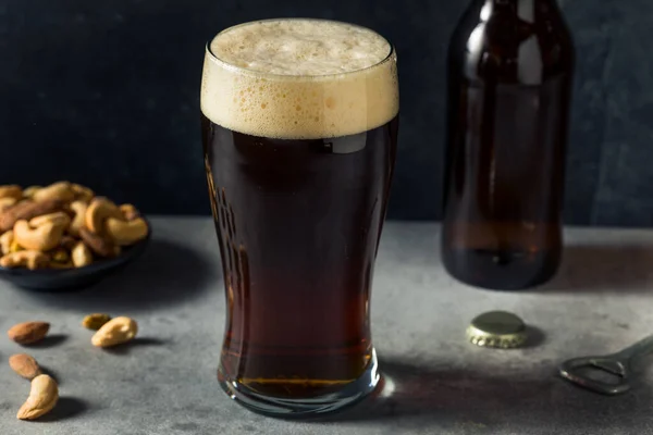 Алкогольное Холодное Коричневое Пиво Ale Lager Pint Glass — стоковое фото