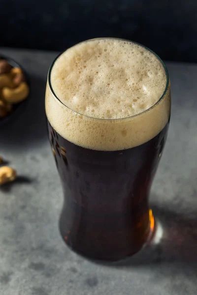 Boozy Cold Brown Ale Lager Pint Glas — Stockfoto