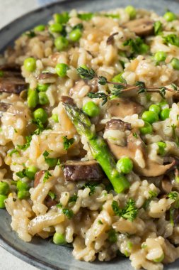 Ev yapımı İtalyan kuşkonmaz ve kekikli mantarlı risotto.