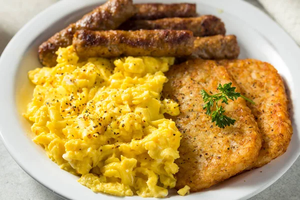 Gesundes Hausgemachtes Rührei Frühstück Mit Wurst Und Haschbrötchen — Stockfoto