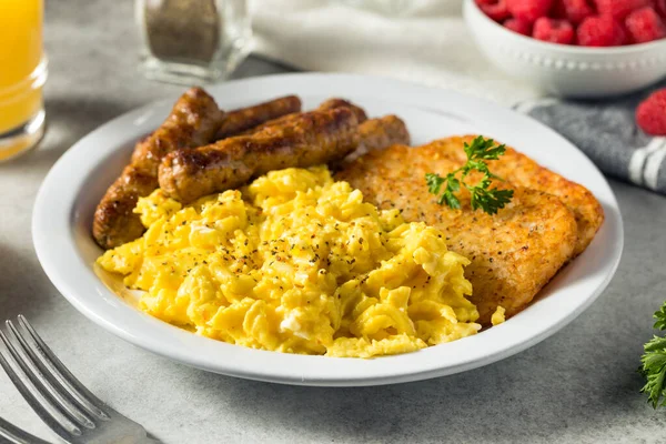 健康的自制鸡蛋早餐 搭配香肠和哈什布朗 — 图库照片