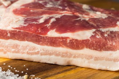 Çiğ Kırmızı Organik Domuz Göbeği Pişmeye Hazır