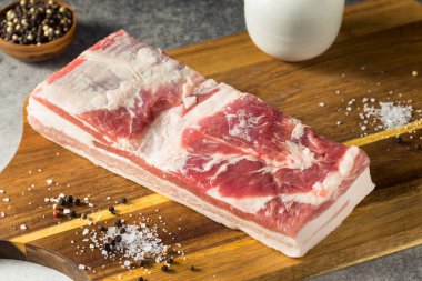 Çiğ Kırmızı Organik Domuz Göbeği Pişmeye Hazır