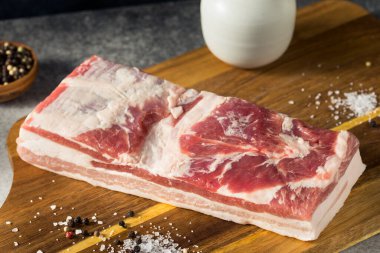 Çiğ Kırmızı Organik Domuz Göbeği Pişmeye Hazır