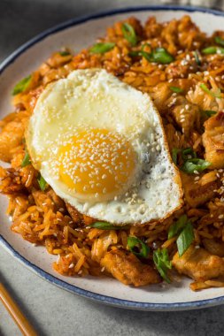 Ev yapımı Pork Belly Kimchi Kızarmış Pirinç ve Yeşil Soğan
