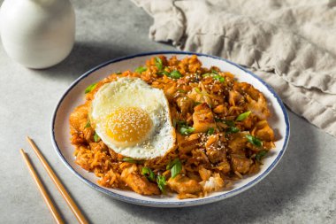 Ev yapımı Pork Belly Kimchi Kızarmış Pirinç ve Yeşil Soğan