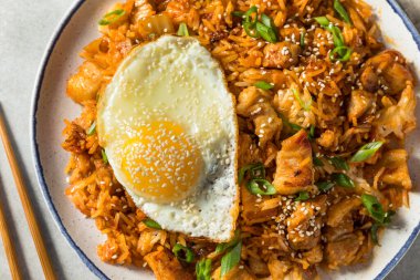 Ev yapımı Pork Belly Kimchi Kızarmış Pirinç ve Yeşil Soğan