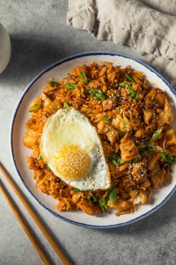 Ev yapımı Pork Belly Kimchi Kızarmış Pirinç ve Yeşil Soğan