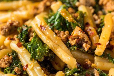 Ev yapımı Kale ve Sosisli Caserecci Peynirli Makarna