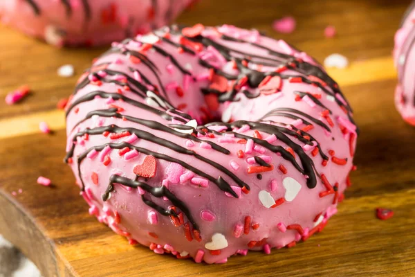 Hemlagade Alla Hjärtans Dag Munkar Med Choklad Och Strössel — Stockfoto