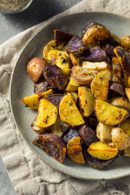 Ev yapımı kekik tuzu ve biberli fırınlanmış bebek patatesleri.