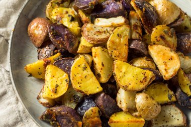 Ev yapımı kekik tuzu ve biberli fırınlanmış bebek patatesleri.